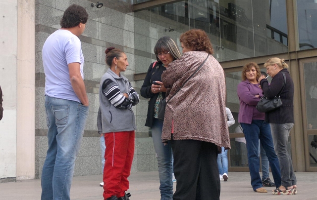 Los familiares de Rocío en el acceso a Tribunales II.