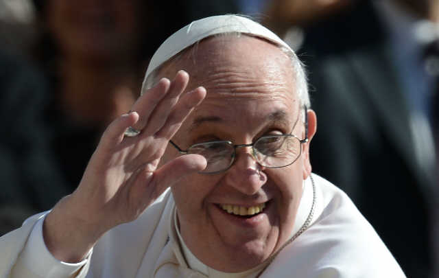 El Papa saludó a los presentes en la Plaza de San Pedro.