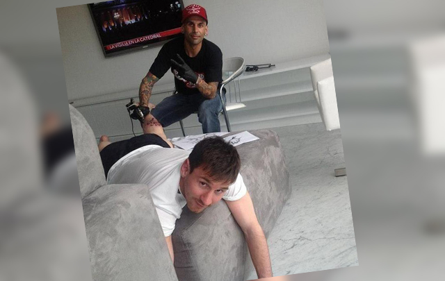 Lio en el momento de tatuarse.