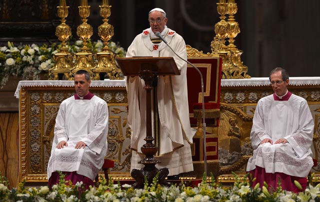 El Papa en la vigilia pascual en la Basílica de San Pedro