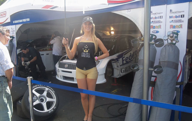 Las bellas promotoras una de las atracciones además de los fierros.