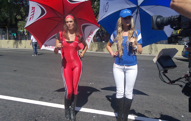 Las bellas promotoras una de las atracciones además de los fierros.