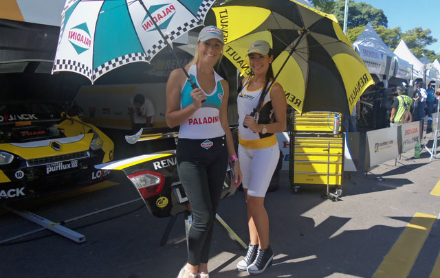 Las bellas promotoras una de las atracciones además de los fierros.