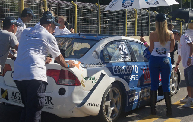 Las bellas promotoras una de las atracciones además de los fierros.