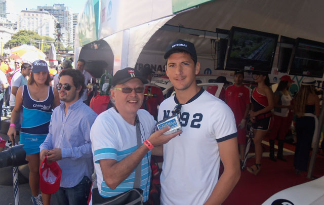 Orlando Morales dialoga con el jugador de Boca, Guillermo Burdisso.