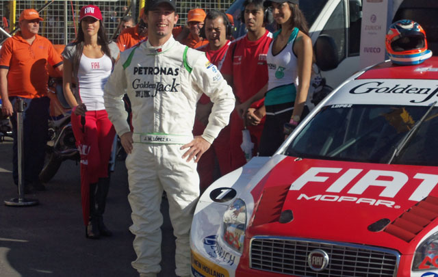 Pechito López, en zona de boxes durante la clasificación.