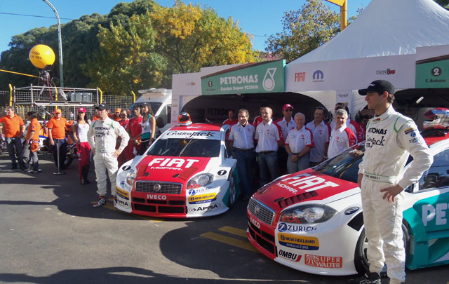 Pechito López, en zona de boxes durante la clasificación.