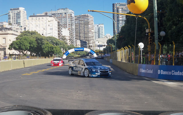 Los pilotos durante las vueltas en la etapa clasificatoria.