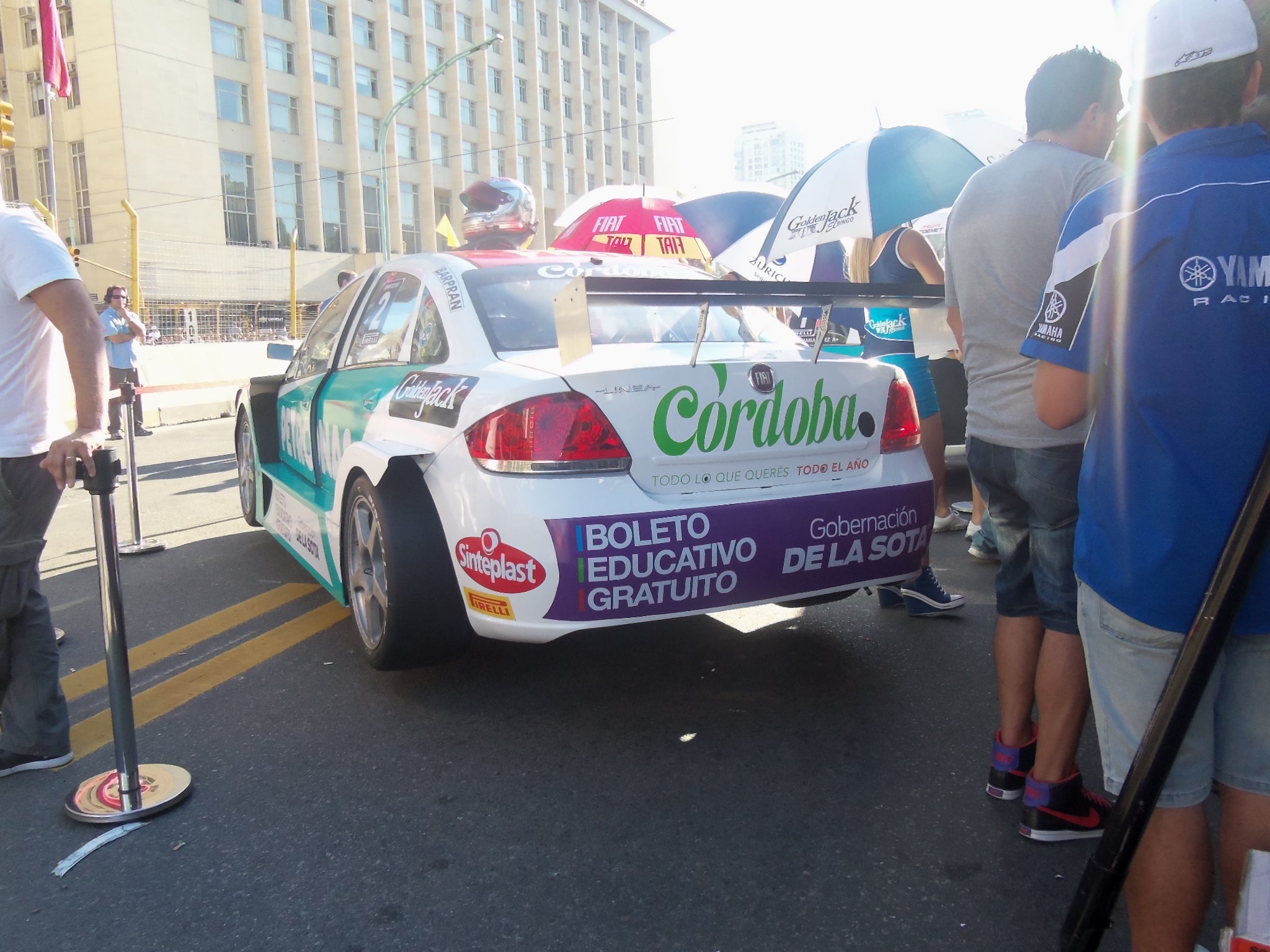 El Fiat de Pechito López sale de boxes hacia el circuito.