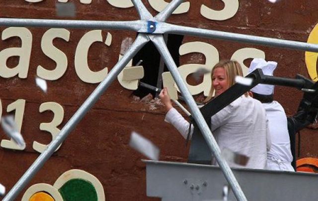 Comenzaron a romper el huevo gigante (Foto: anbariloche.com.ar)