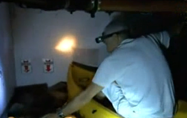 Cormillot en canoa cuando recorría su clínica.