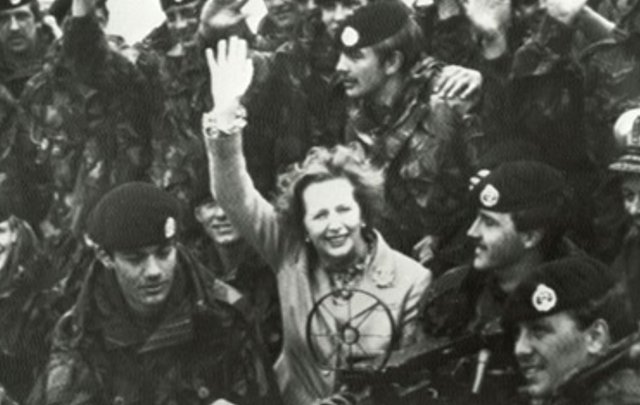 Thatcher con las tropas británicas tras guerra de Malvinas.