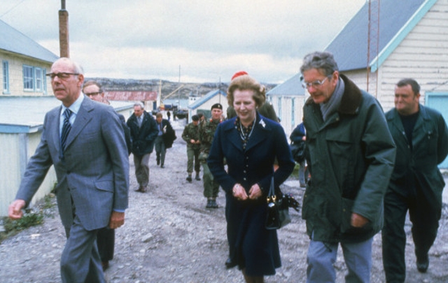 Thatcher durante una visita a Malvinas junto a su esposo.