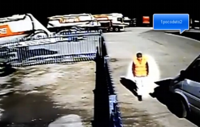 Tevez llegó a bordo de su Porsche blanco, conducido por un chofer.