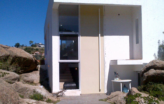 Parte de la fachada de la lujosa casa del narco ''Gaby''.