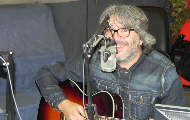 Manuel Moretti, la voz de Estelares, en los estudios de Cadena 3.