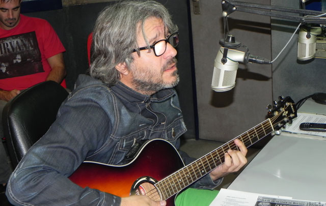 Manuel Moretti, la voz de Estelares, en los estudios de Cadena 3.