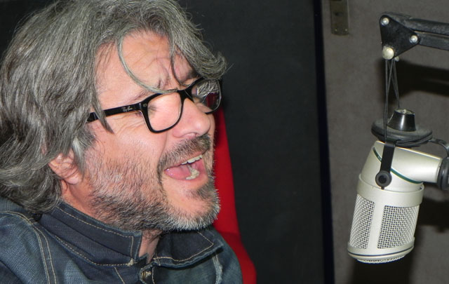 Manuel Moretti, la voz de Estelares, en los estudios de Cadena 3.