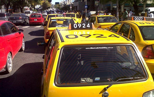 La protesta de los taxistas complicó el tránsito en el centro.
