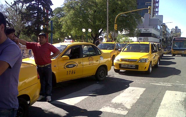 La protesta de los taxistas complicó el tránsito en el centro.