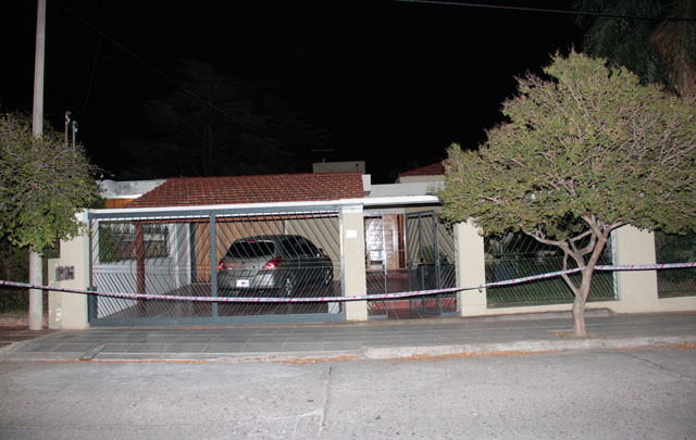 La Policía custodiaba anoche la vivienda de Martí.