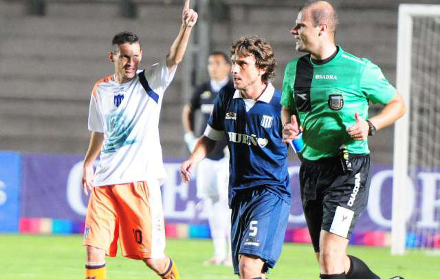 Brazo en alto para Barrionuevo. tras marcar el gol.