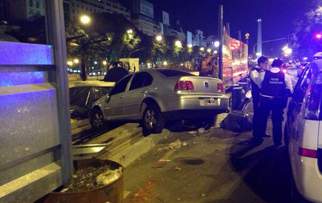 Un auto chocó con un obrador en la avenida 9 de julio (Foto: @jotaleonetti)