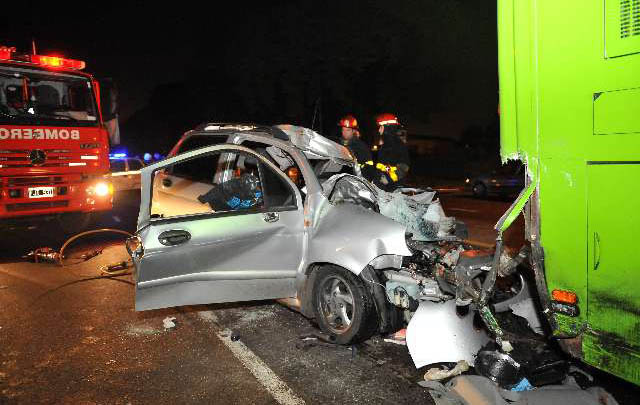 Un muerto al chocar un Chery QQ con un micro en Costanera.