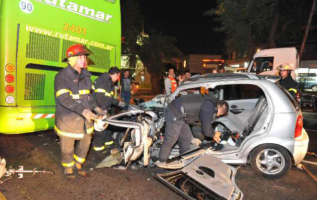 Un muerto al chocar un Chery QQ con un micro en Costanera.