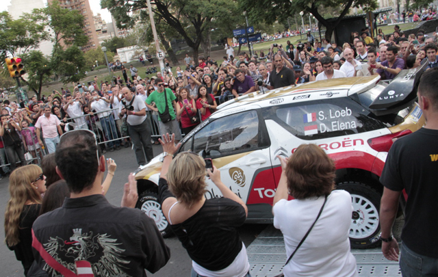Una multitud de fanático se dio cita ayer para seguir al campeón francés.