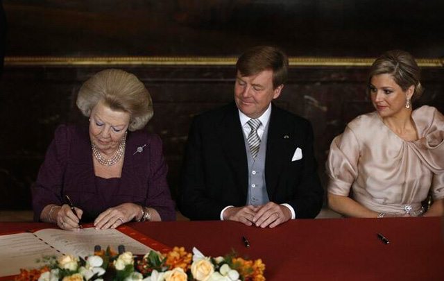 El momento en que Beatriz firma su abdicación.