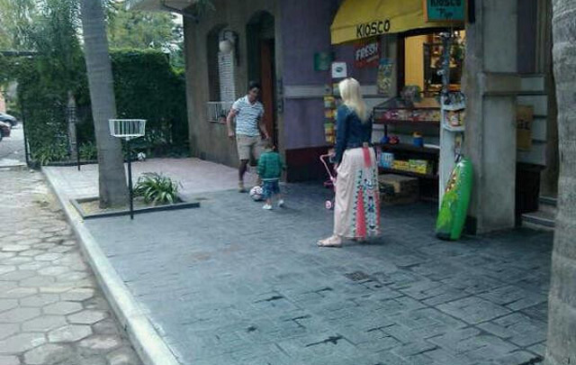 Marcos y Victoria felices frente al quiosco de Pepe (Foto: @Carlitosj2013)