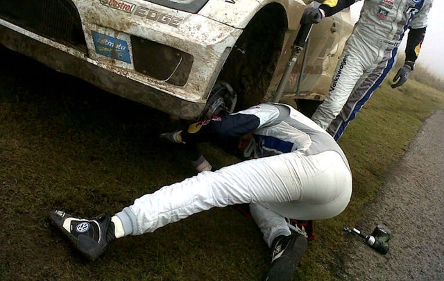 Ogier arreglando su auto.