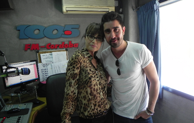 Alex Ubago en los estudios de FM Córdoba.