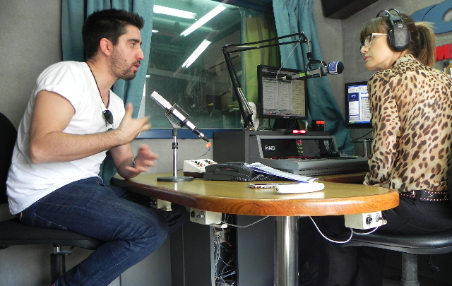 Alex Ubago en los estudios de FM Córdoba.