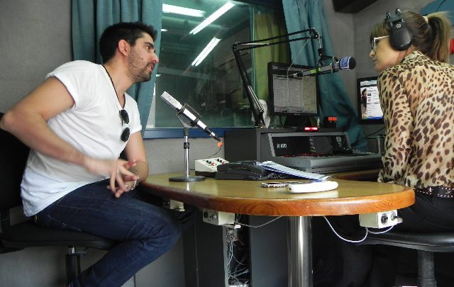 Alex Ubago en los estudios de FM Córdoba.