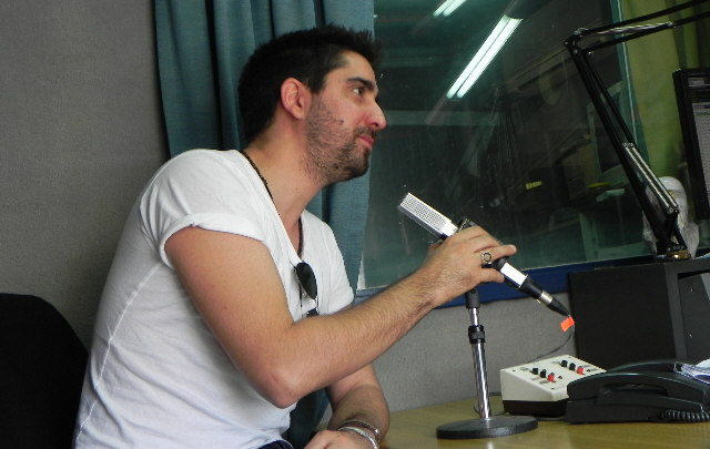 Alex Ubago en los estudios de FM Córdoba.