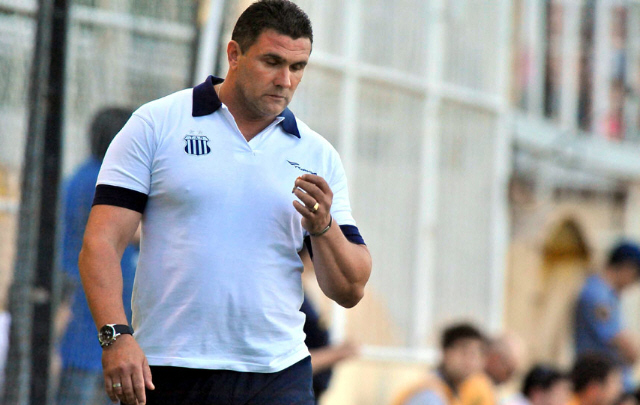 ''Cacho'' Sialle, contrariado porque no lograron sumar de a tres.