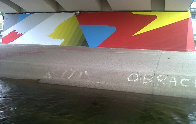 Así luce el puente Santa Fe, tras la intervención de artistas locales.