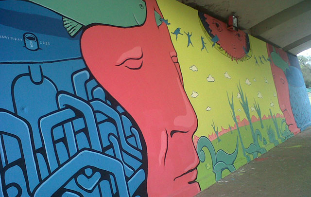 Así luce el puente Santa Fe, tras la intervención de artistas locales.