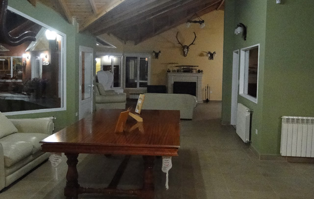 Los periodistas recorren los interiores de la casa de Báez (Foto: News Multimedios)