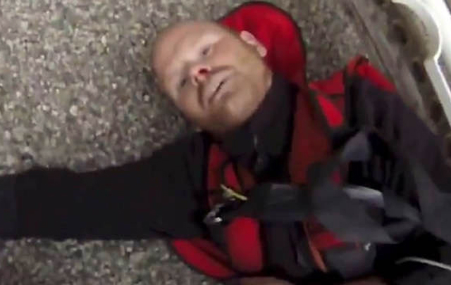 Matthew Gough, el paracaídista que se salva de la muerte.