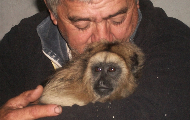 Yuri descansa en los brazos de Rubén.
