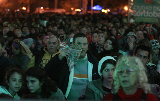A pesar del frío, los cordobeses dijeron presente en la plaza.