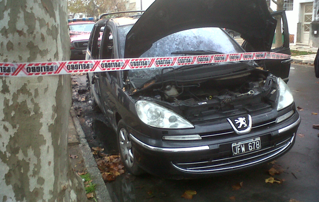 Así quedó la Peugeot 807 de Corral tras el incendio.