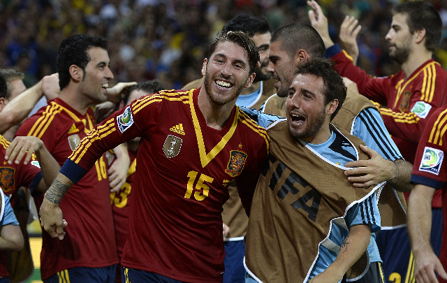 FOTO: Los jugadores de ''La Roja'' desatan su alegría tras la victoria. 