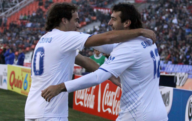 Insua abraza a Pratto tras el gol de Vélez.