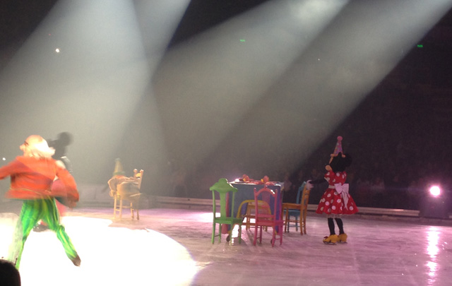 Mickey y Minie invitando al público a celebrar un ''no cumpleaños''.