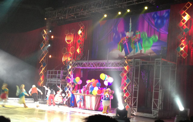 Mickey y Minie invitando al público a celebrar un ''no cumpleaños''.