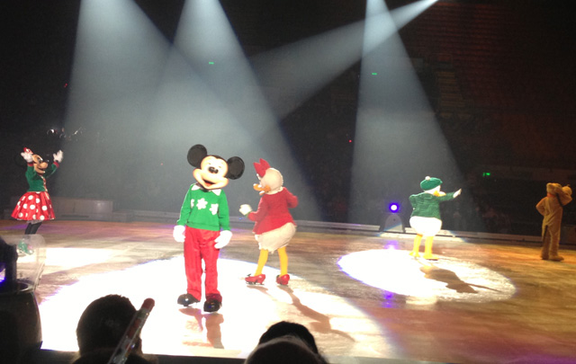 Mickey y Minie van hilando la historia.